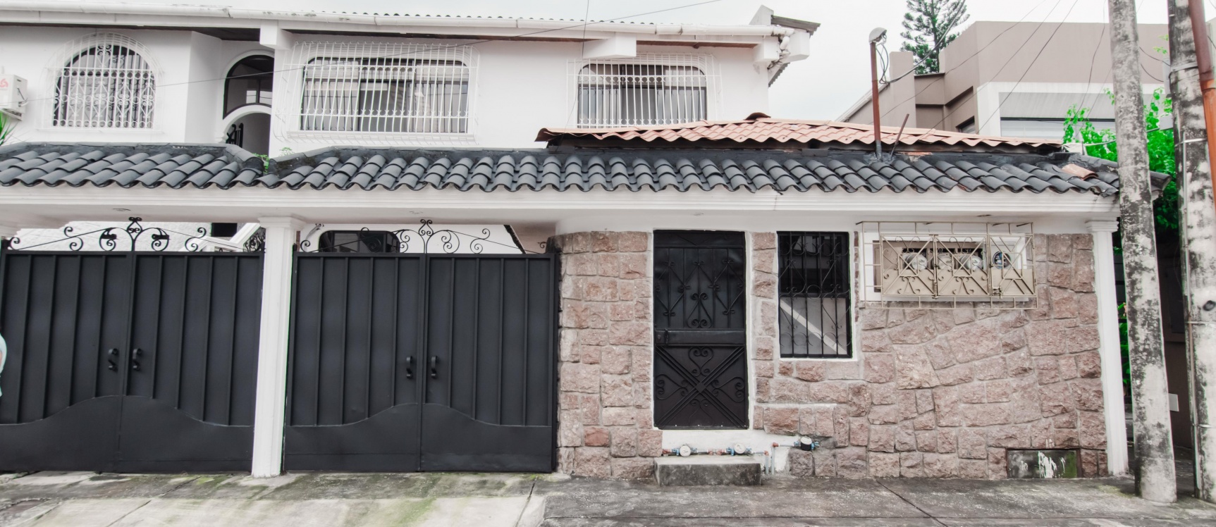 Suite remodelada en alquiler en Urb. Santa Cecilia, Ceibos GeoBienes - Suite remodelada en alquiler en Urb. Santa Cecilia, Ceibos - Plusvalia Guayaquil Casas de venta y alquiler Inmobiliaria Ecuador
