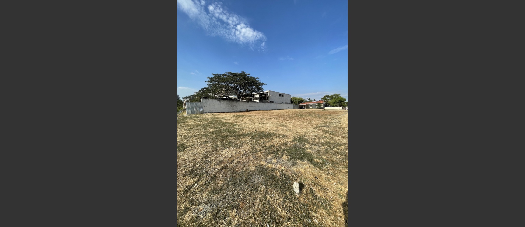 Terreno en venta ubicado en la urbanización Guayaquil Tenis, frente al río GeoBienes - Terreno en venta ubicado en la urbanización Guayaquil Tenis, frente al río - Plusvalia Guayaquil Casas de venta y alquiler Inmobiliaria Ecuador