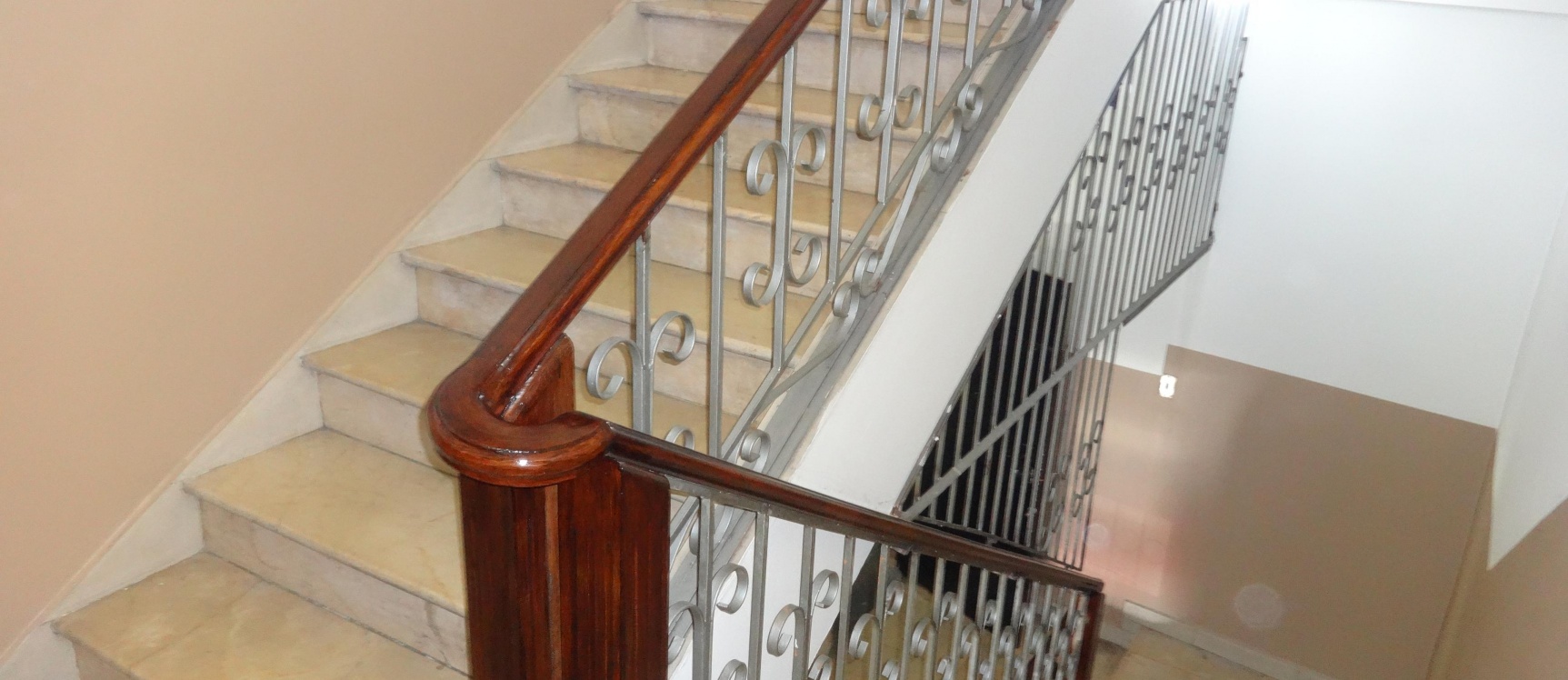 Vendo edificio comercial en el centro de Guayaquil, Av, Quito y calle Luque, Esquinero. GeoBienes - En venta edificio comercial en el centro de Guayaquil - Plusvalia Guayaquil Casas de venta y alquiler Inmobiliaria Ecuador