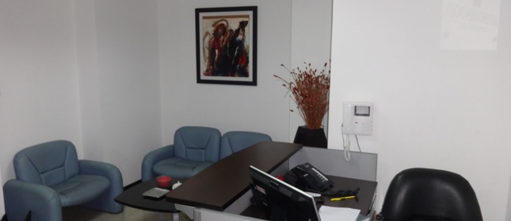 Vendo oficina de 83m2 con excelente vista en el Trade Building GeoBienes - Vendo oficina de 83m2 amoblada en el Trade Building - Plusvalia Guayaquil Casas de venta y alquiler Inmobiliaria Ecuador