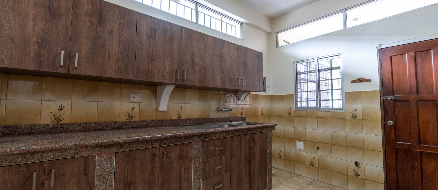 Venta de casa rentera en Barrio del Seguro, sur de Guayaquil GeoBienes - Venta de casa rentera en Barrio del Seguro, sur de Guayaquil - Plusvalia Guayaquil Casas de venta y alquiler Inmobiliaria Ecuador