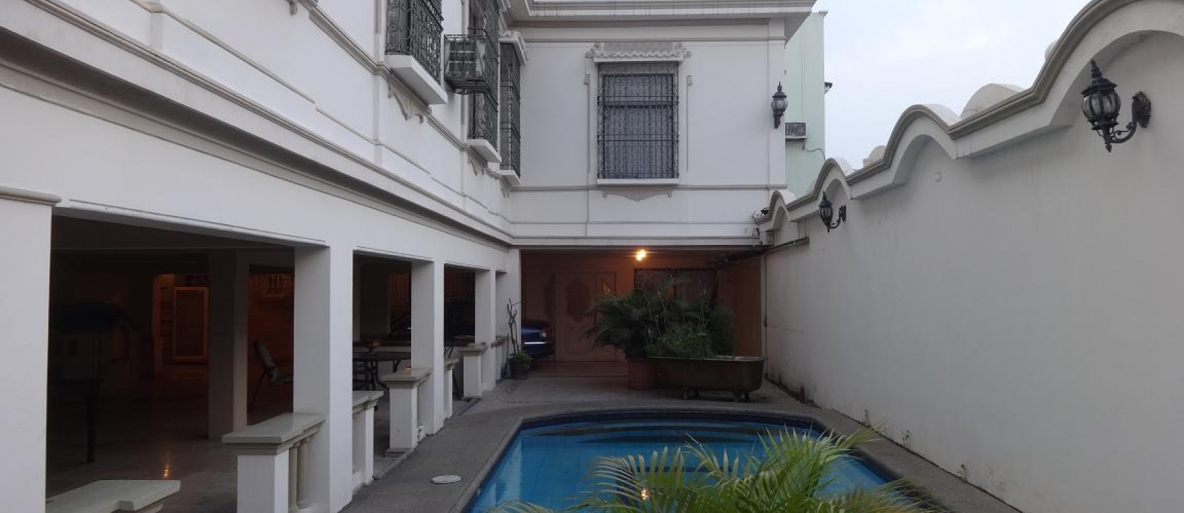 Venta de imponente casa de lujo esquinera en el sur de la ciudad GeoBienes - Venta de imponente casa de lujo esquinera en el sur de la ciudad - Plusvalia Guayaquil Casas de venta y alquiler Inmobiliaria Ecuador
