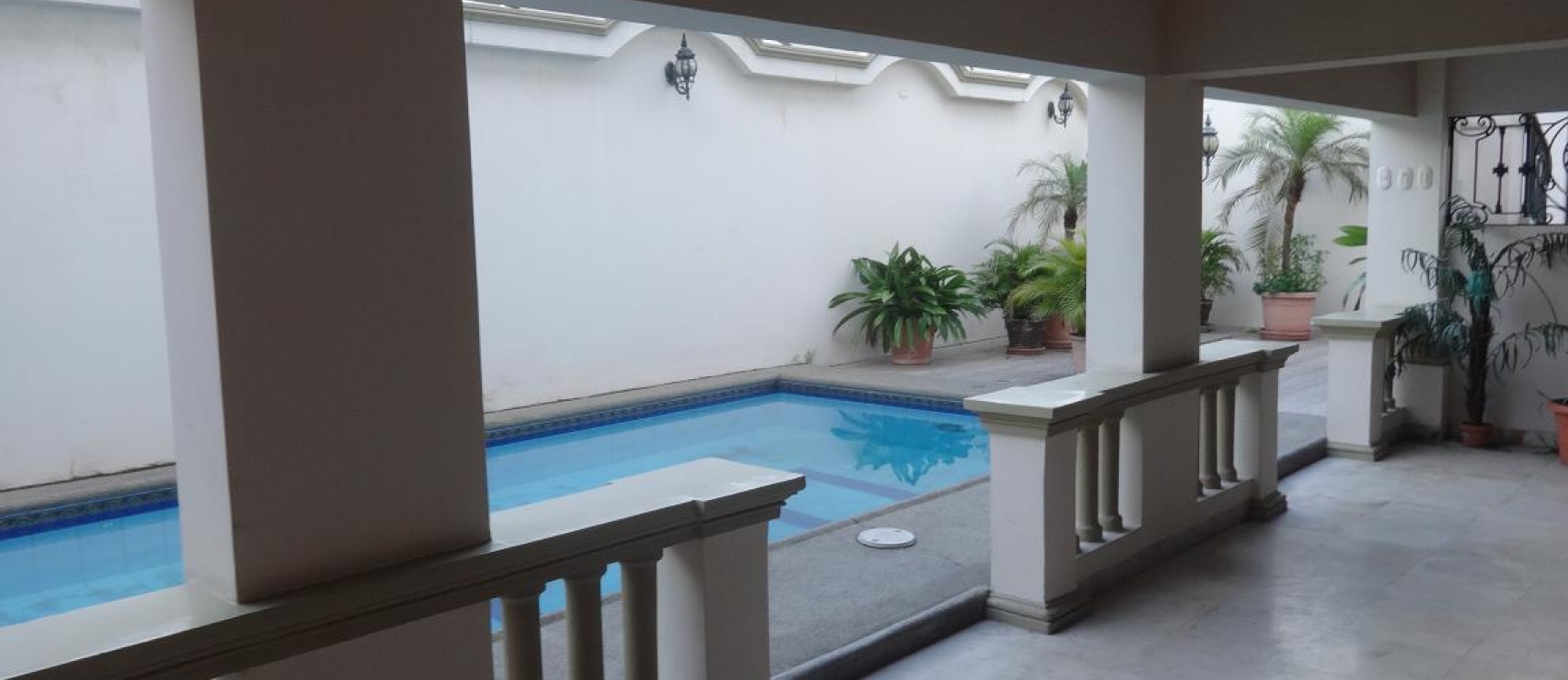 Venta de imponente casa de lujo esquinera en el sur de la ciudad GeoBienes - Venta de imponente casa de lujo esquinera en el sur de la ciudad - Plusvalia Guayaquil Casas de venta y alquiler Inmobiliaria Ecuador