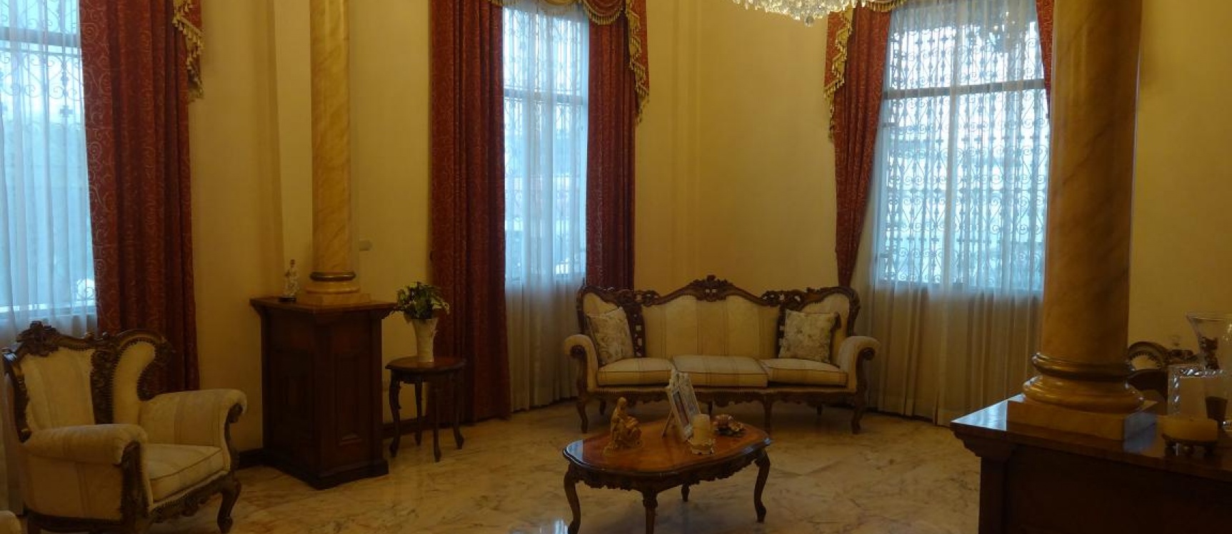 Venta de imponente casa de lujo esquinera en el sur de la ciudad GeoBienes - Venta de imponente casa de lujo esquinera en el sur de la ciudad - Plusvalia Guayaquil Casas de venta y alquiler Inmobiliaria Ecuador