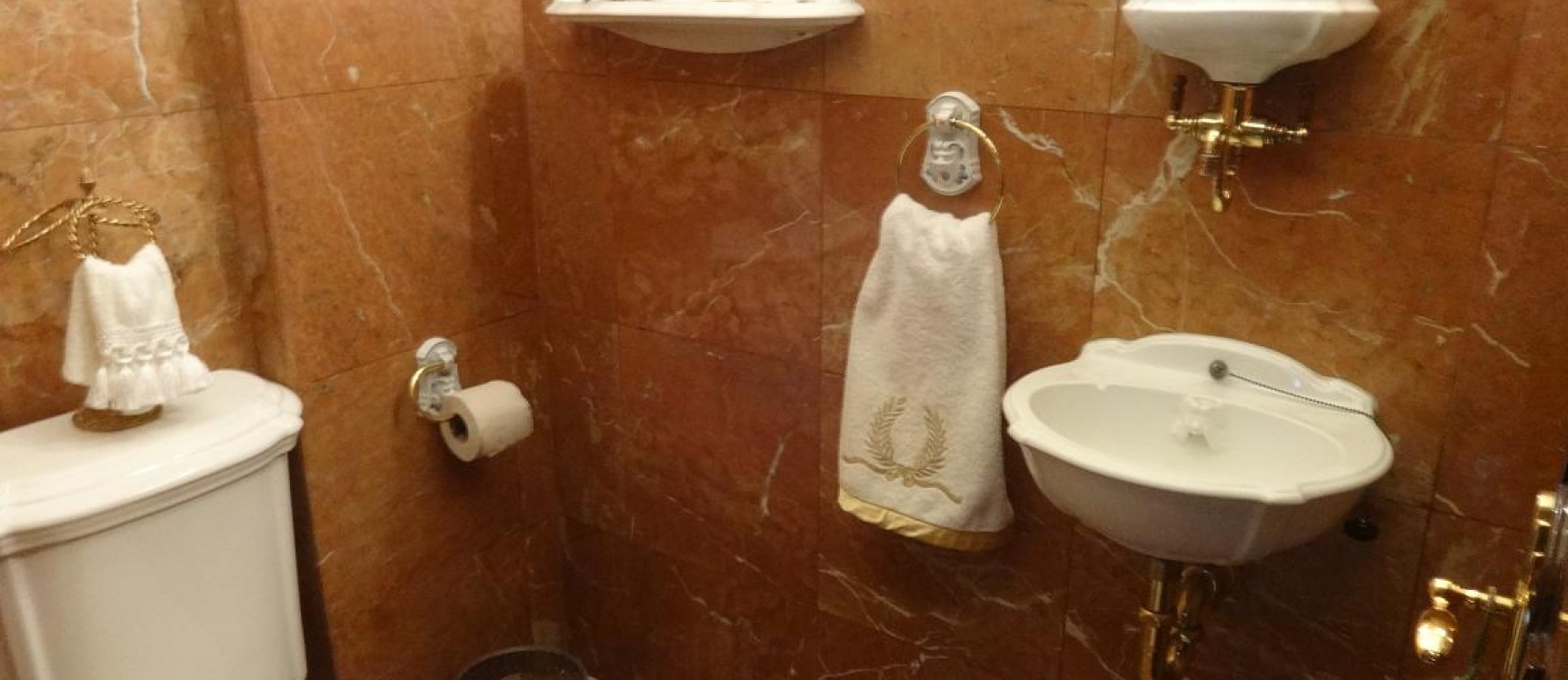 Venta de imponente casa de lujo esquinera en el sur de la ciudad GeoBienes - Venta de imponente casa de lujo esquinera en el sur de la ciudad - Plusvalia Guayaquil Casas de venta y alquiler Inmobiliaria Ecuador