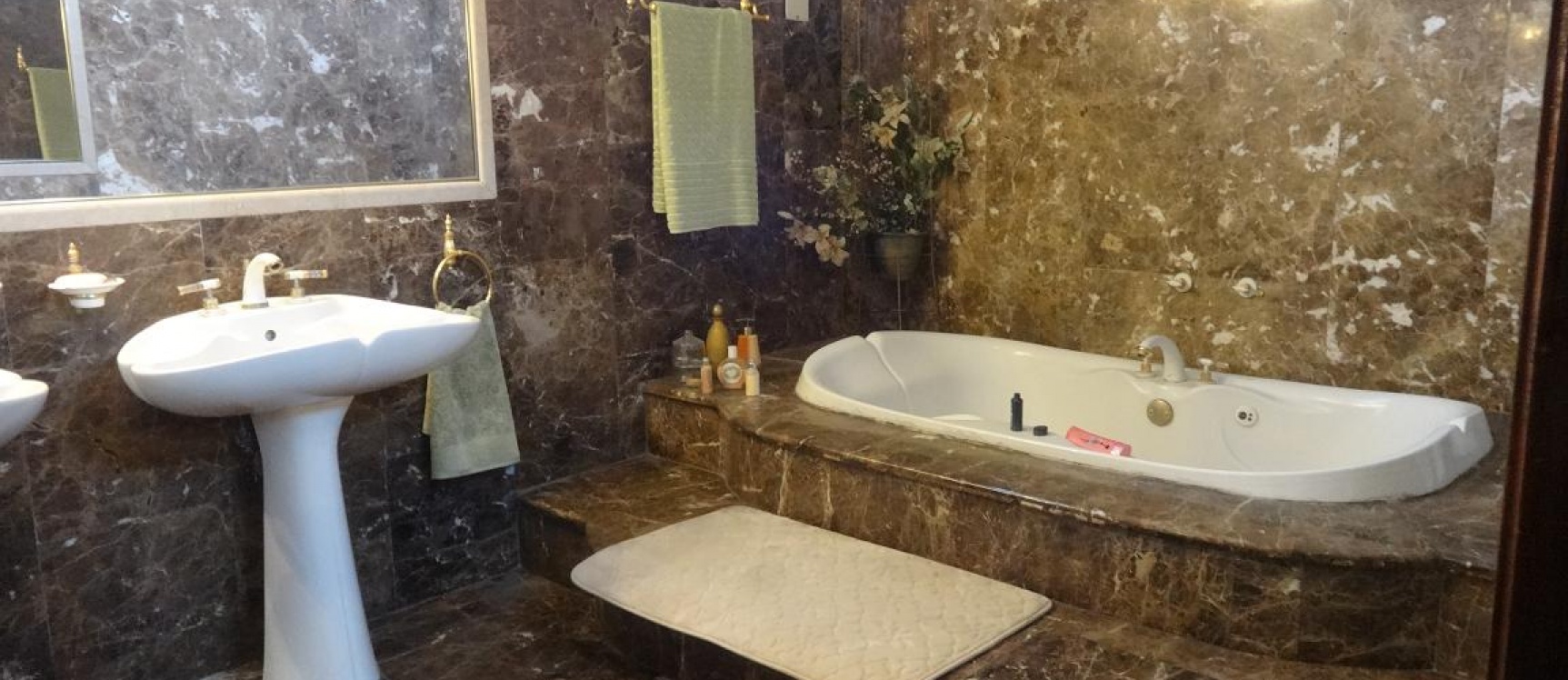 Venta de imponente casa de lujo esquinera en el sur de la ciudad GeoBienes - Venta de imponente casa de lujo esquinera en el sur de la ciudad - Plusvalia Guayaquil Casas de venta y alquiler Inmobiliaria Ecuador