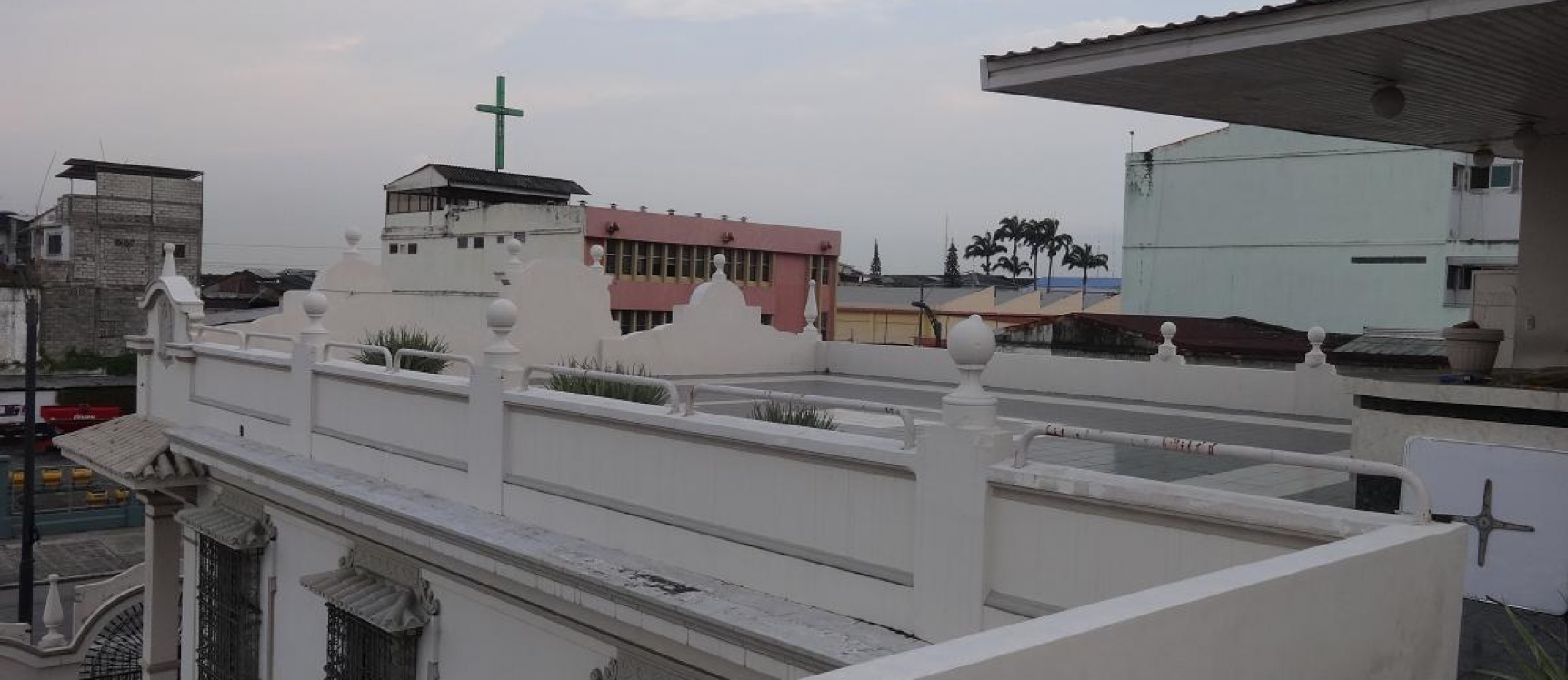 Venta de imponente casa de lujo esquinera en el sur de la ciudad GeoBienes - Venta de imponente casa de lujo esquinera en el sur de la ciudad - Plusvalia Guayaquil Casas de venta y alquiler Inmobiliaria Ecuador
