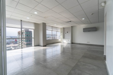 GeoBienes - Oficina en alquiler Sky Building, dos estacionamientos, Norte de Guayaquil - Plusvalia Guayaquil Casas de venta y alquiler Inmobiliaria Ecuador