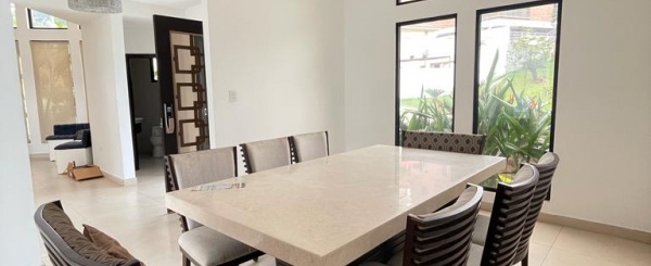 Casa en alquiler ubicada en Urbanización Ceibos Norte