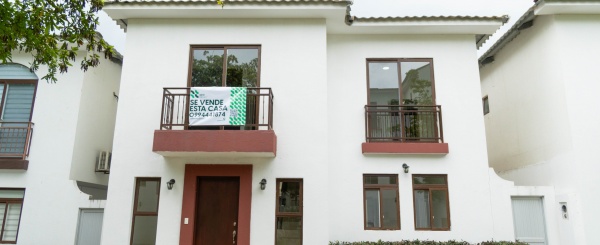 Casa de dos plantas en venta en Urbanización Villas del Bosque, vía a la Costa