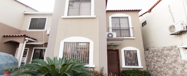 Casa de tres dormitorios en venta ubicada en la Urbanización La Joya