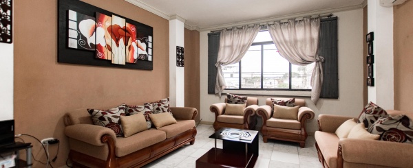 Casa en venta de 3 pisos y 3 departamentos ubicada en Guayacanes.