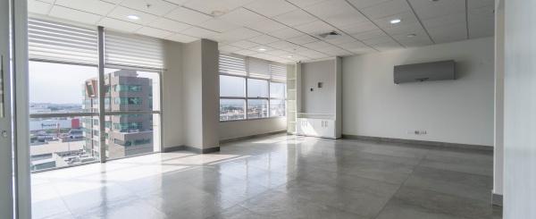 Oficina en alquiler Sky Building, dos estacionamientos, Norte de Guayaquil