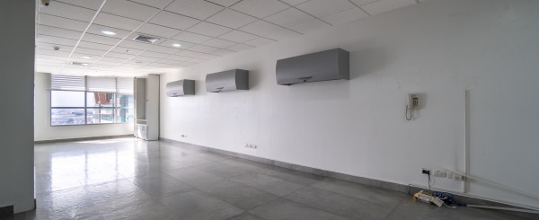 Oficina en venta Sky Building, dos estacionamientos, Norte de Guayaquil